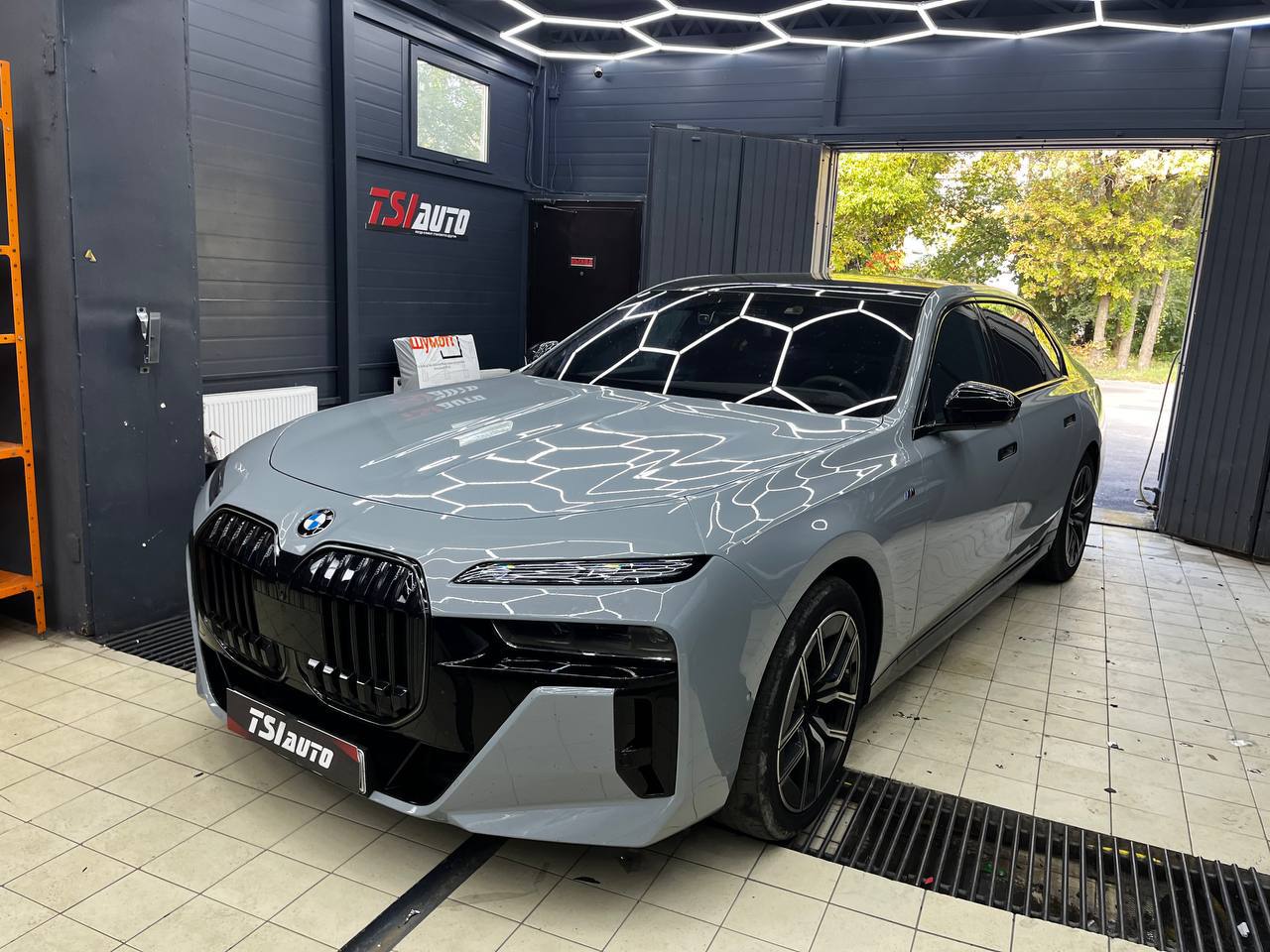 Шумоизоляция арок BMW 7 G70 в Красноярске