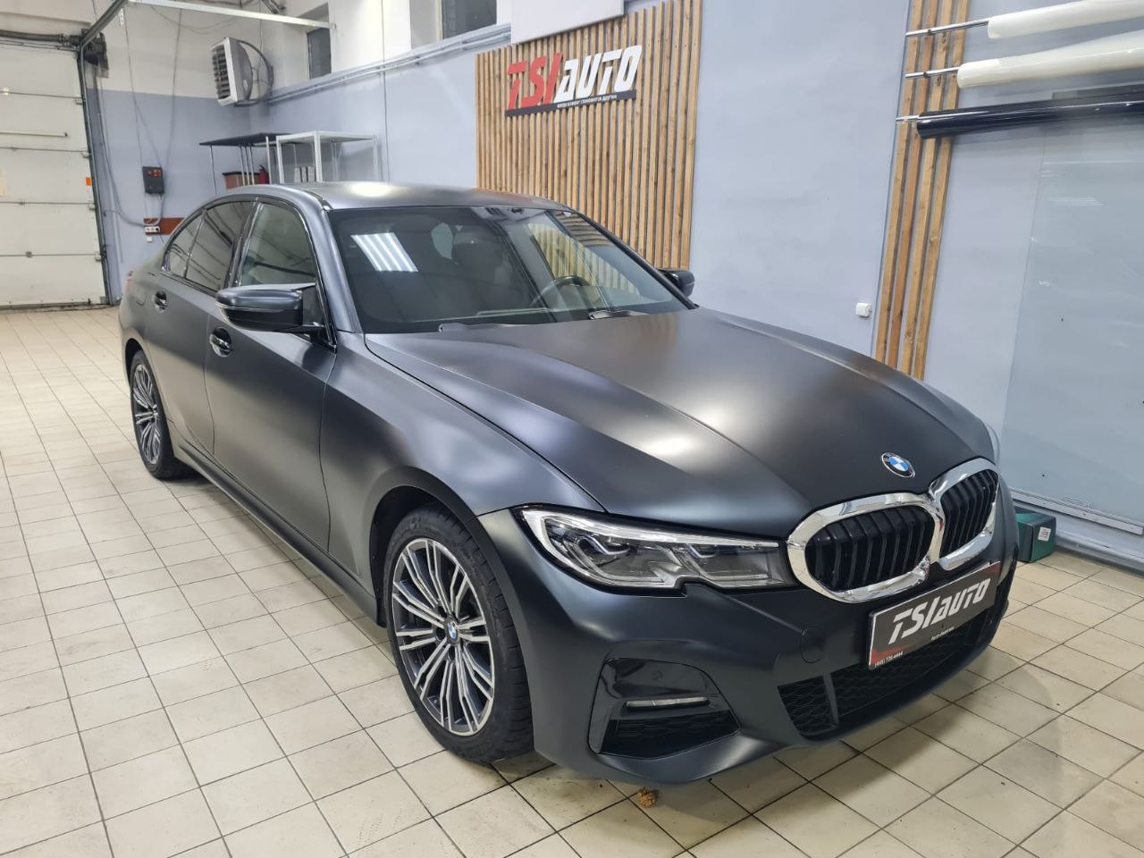 Оклейка матовой пленкой BMW 3 в Красноярске