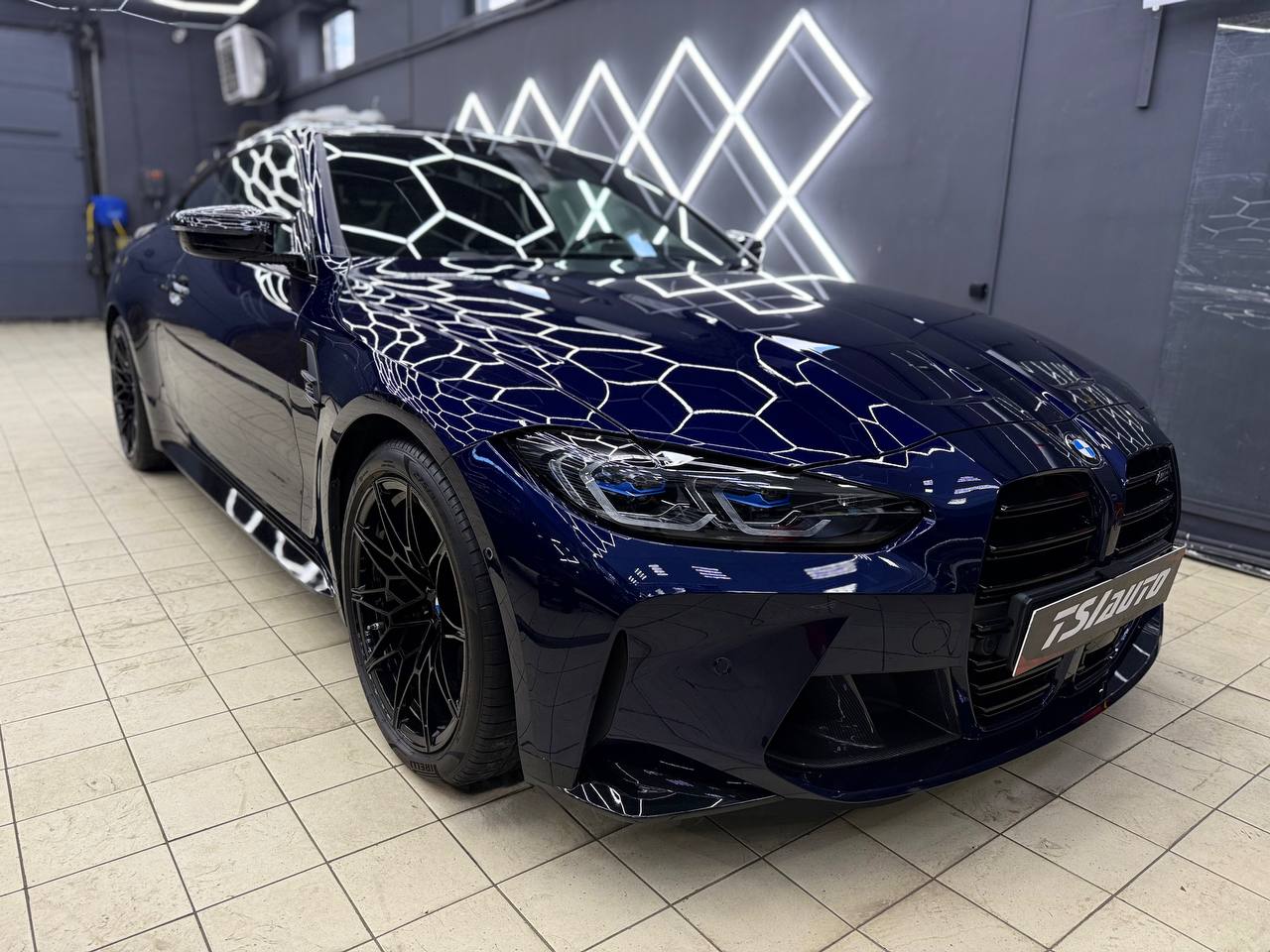 Оклейка пленкой BMW M4 в Красноярске