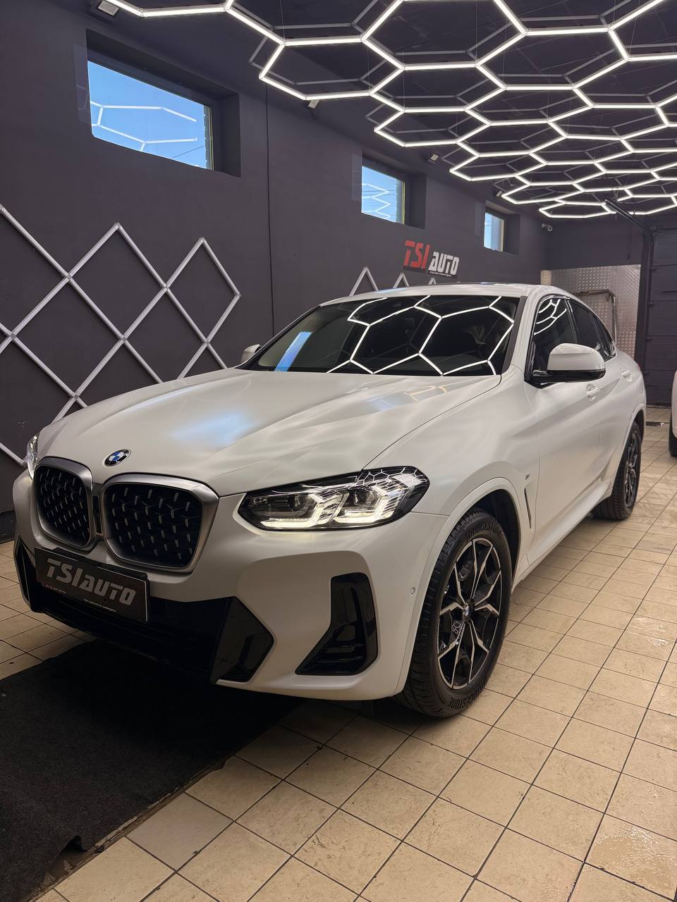 Оклейка плёнкой BMW X4 в Красноярске