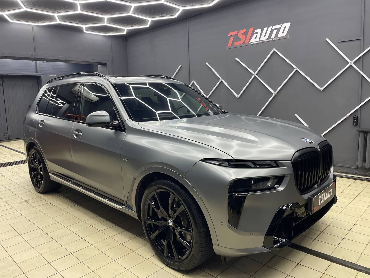 BMW X7 оклейка сатиновой плёнкой в Красноярске