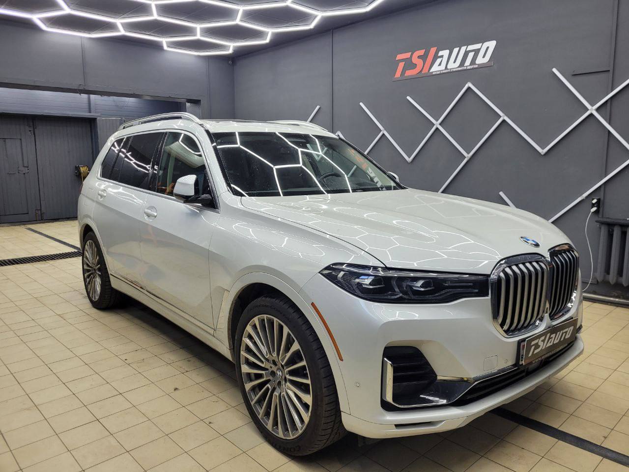 Шумоизоляция BMW X7 в Красноярске