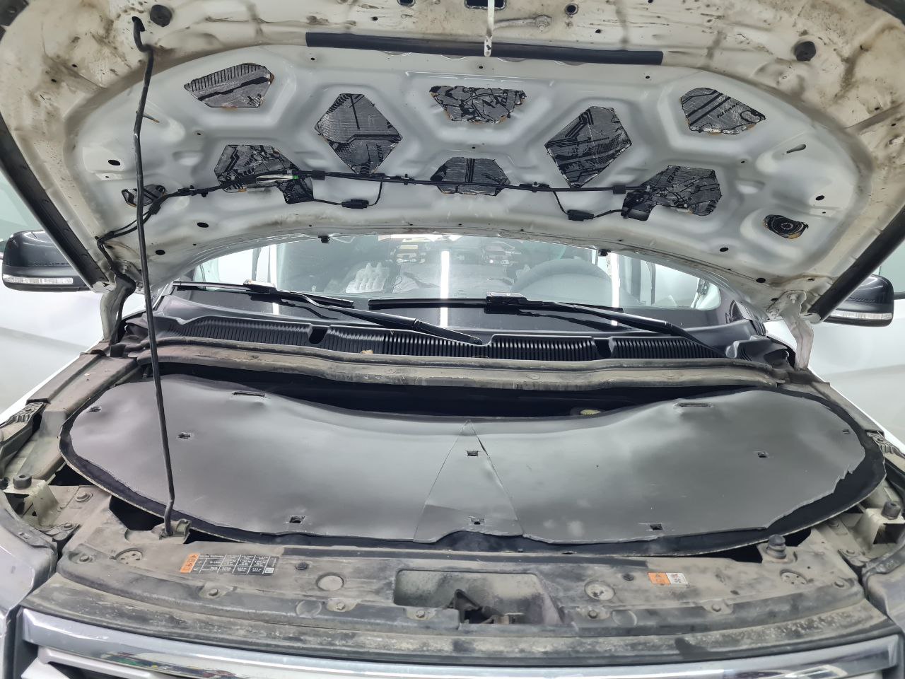 капот 1 слой вибро на обшивке шумо тепо Шумоизоляция Ford Explorer