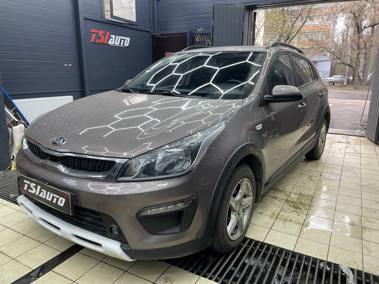 Kia Rio установка ГУ с камерой заднего вида в Красноярске
