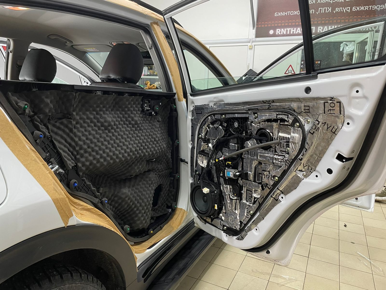 шумоизоляция Kia Sportage дверь 3слой вибродверная обшивка виброшумопоглотительантискрип2