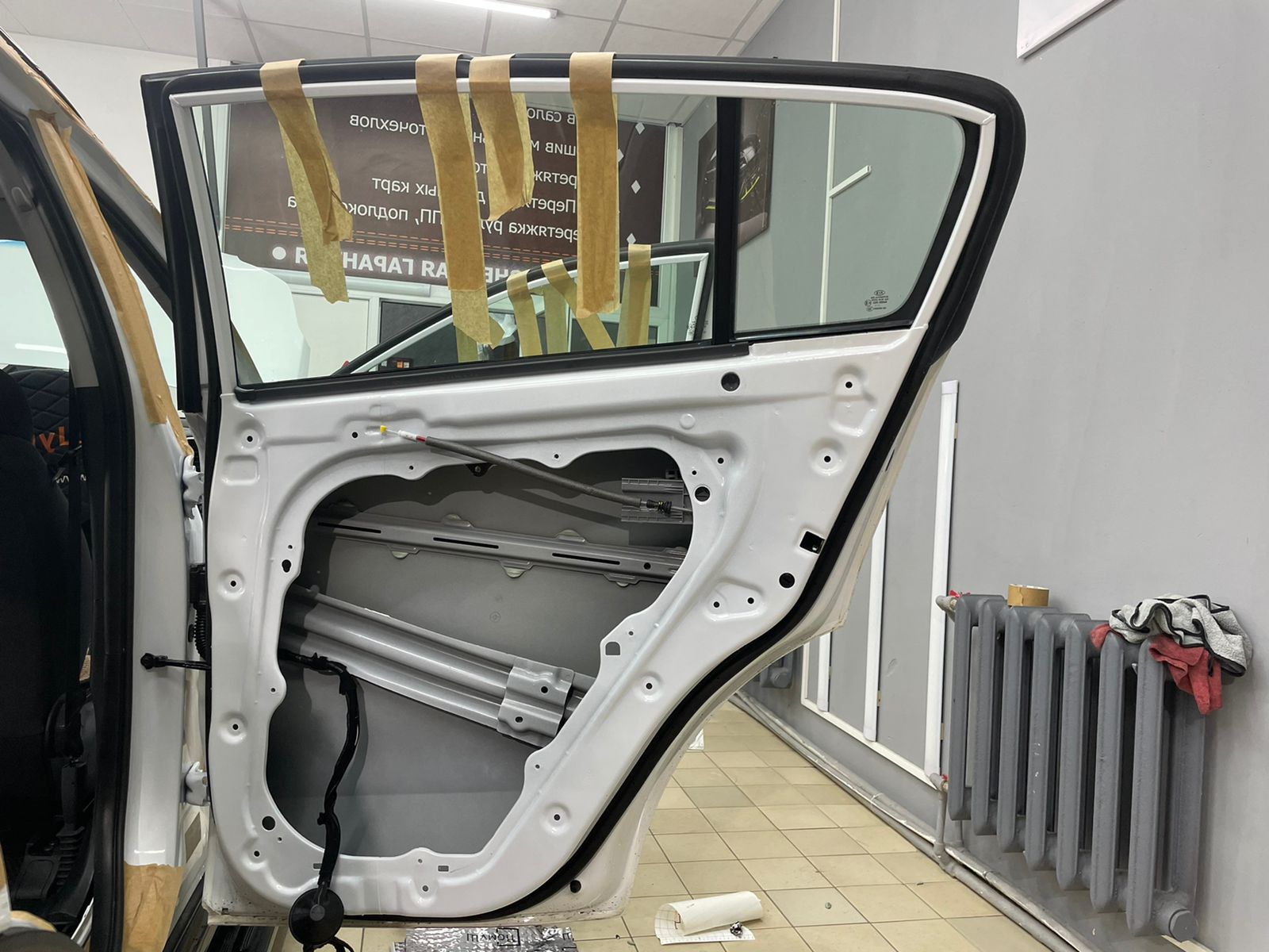 Штатная шумоизоляция задних дверей Kia Sportage 4