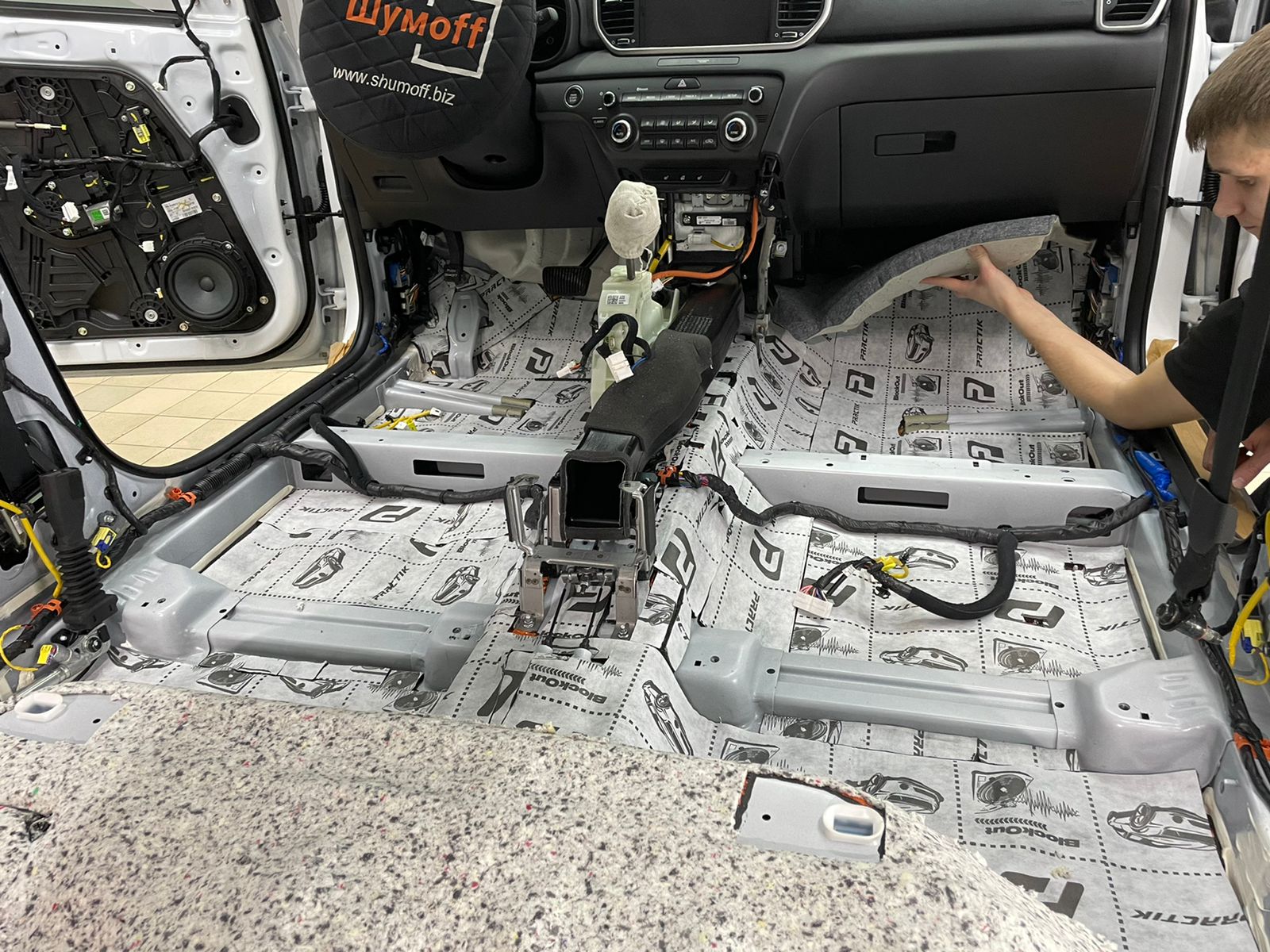 шумоизоляция Kia Sportage пол 2ой слой комбинированныйпод задним сидением шумопоглотитель