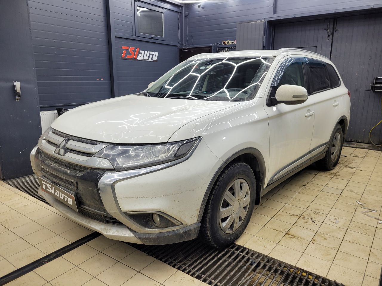 Замена головного устройства и установка камеры Mitsubishi Outlander XL в Красноярске