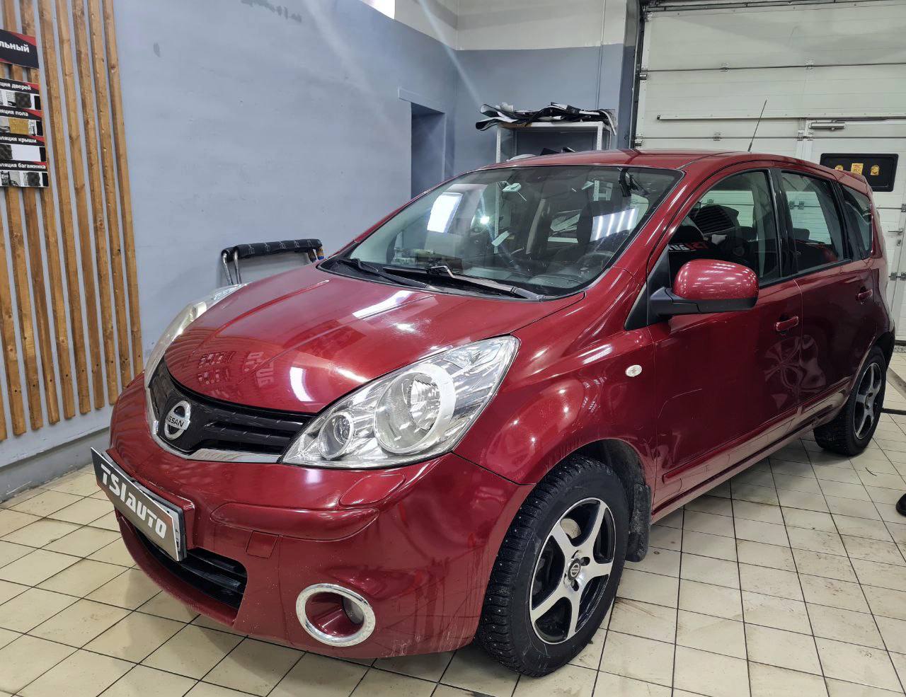 Nissan Note оклейка фар бронепленкой в Красноярске