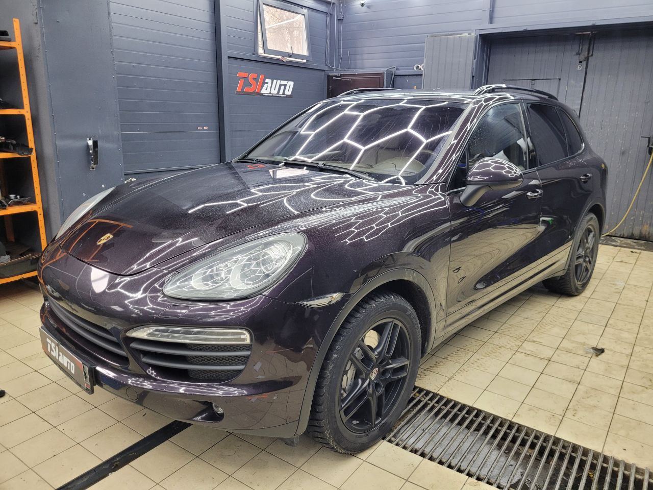 Тонировка фонарей Porsche Cayenne в Красноярске