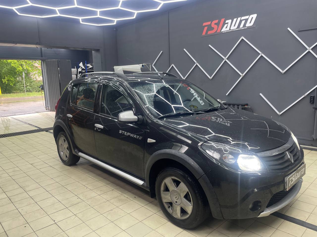Замена головного устройства Renault Sandero в Красноярске