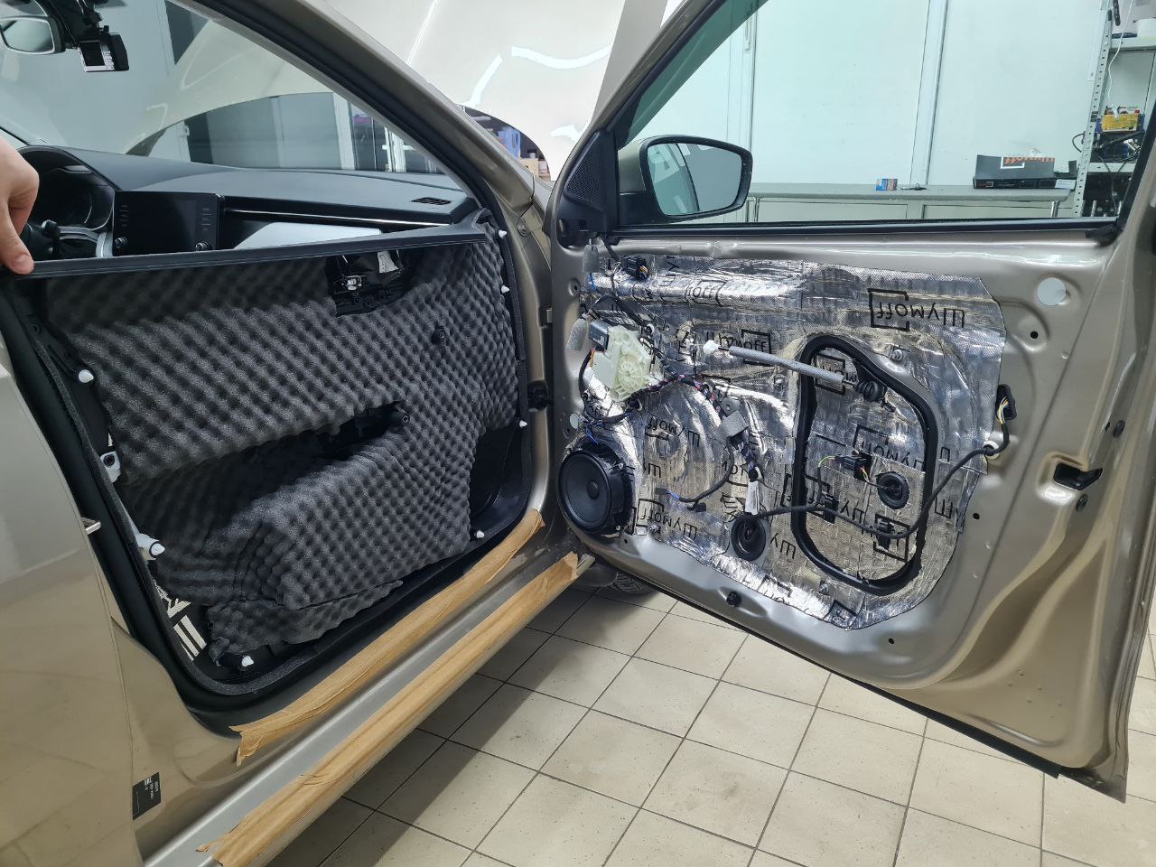 Шумоизоляция Skoda Rapid Двери 3 слой виброизоляция антискрип проводов и обшивка двери виброизоляция шумопоглотитель антискрип