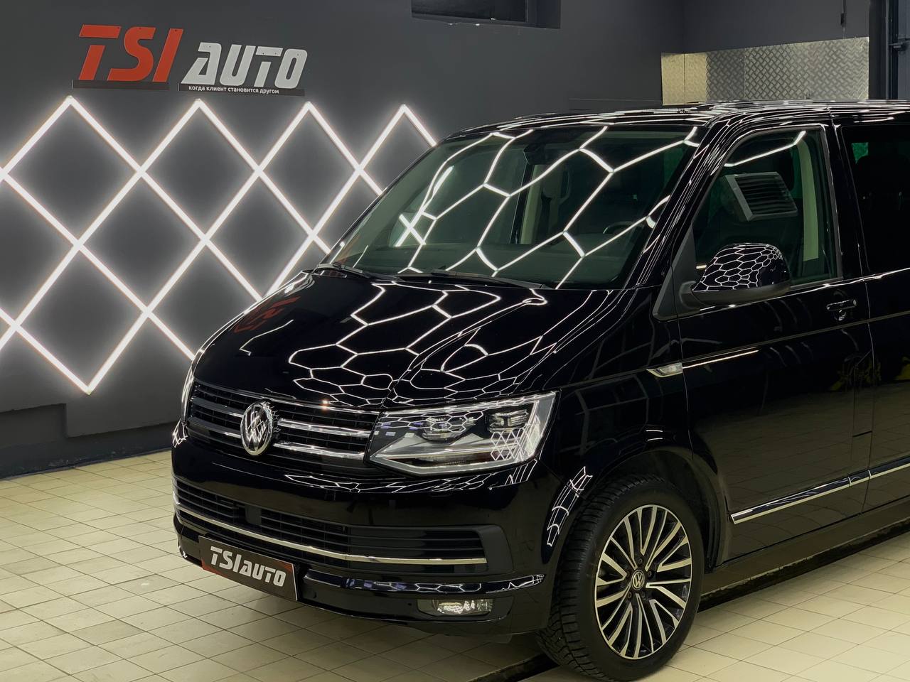 Volkswagen Multivan полировка и нанесение керамики в Красноярске