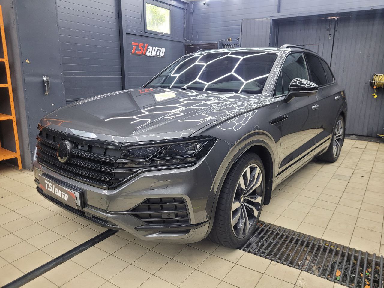 Volkswagen Touareg оклейка лобового стекла в Красноярске
