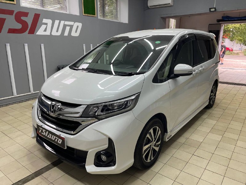 Шумоизоляция Honda Freed в Красноярске