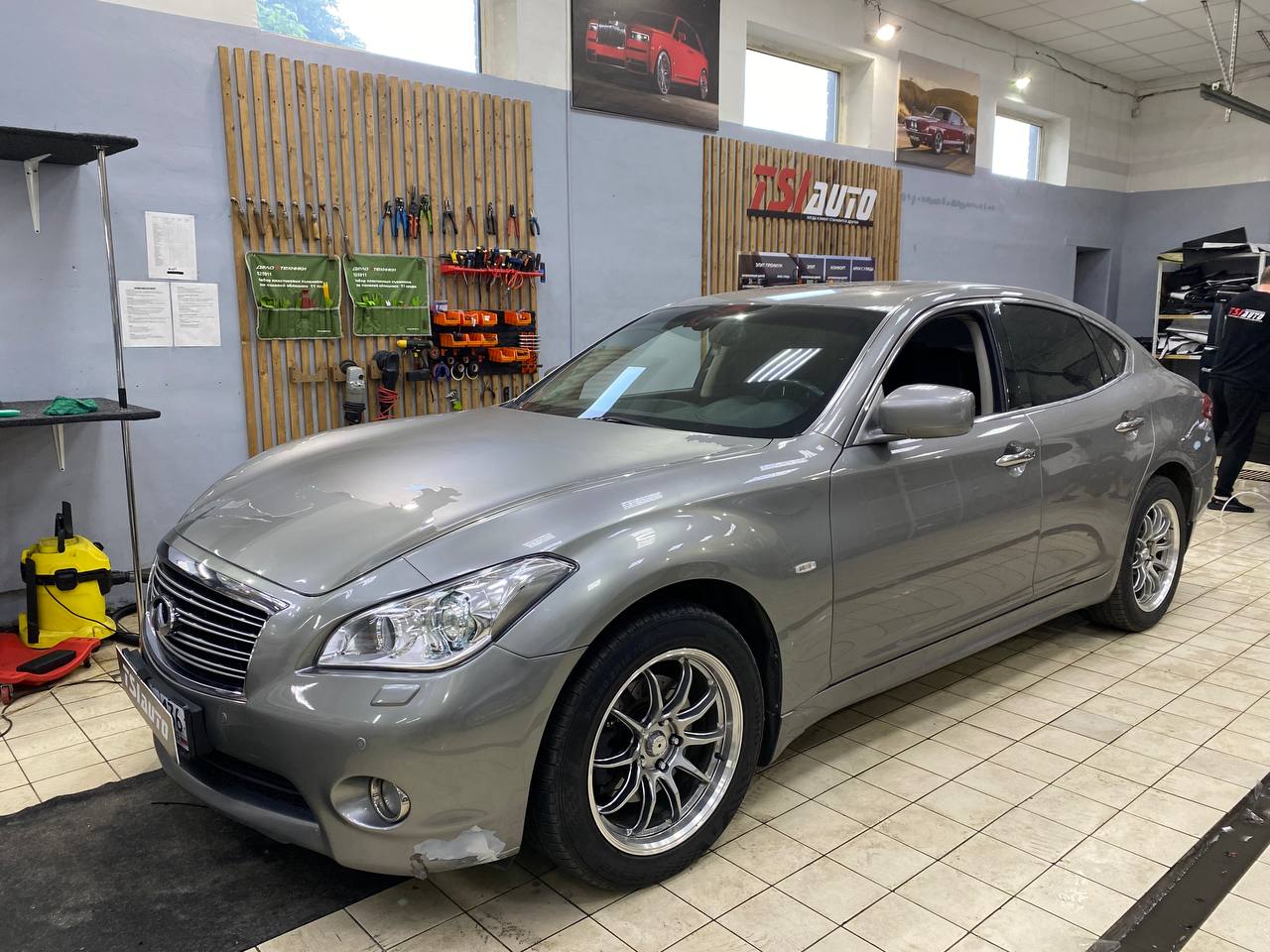 Infiniti Q70 восстановительная полировка фар в Красноярске