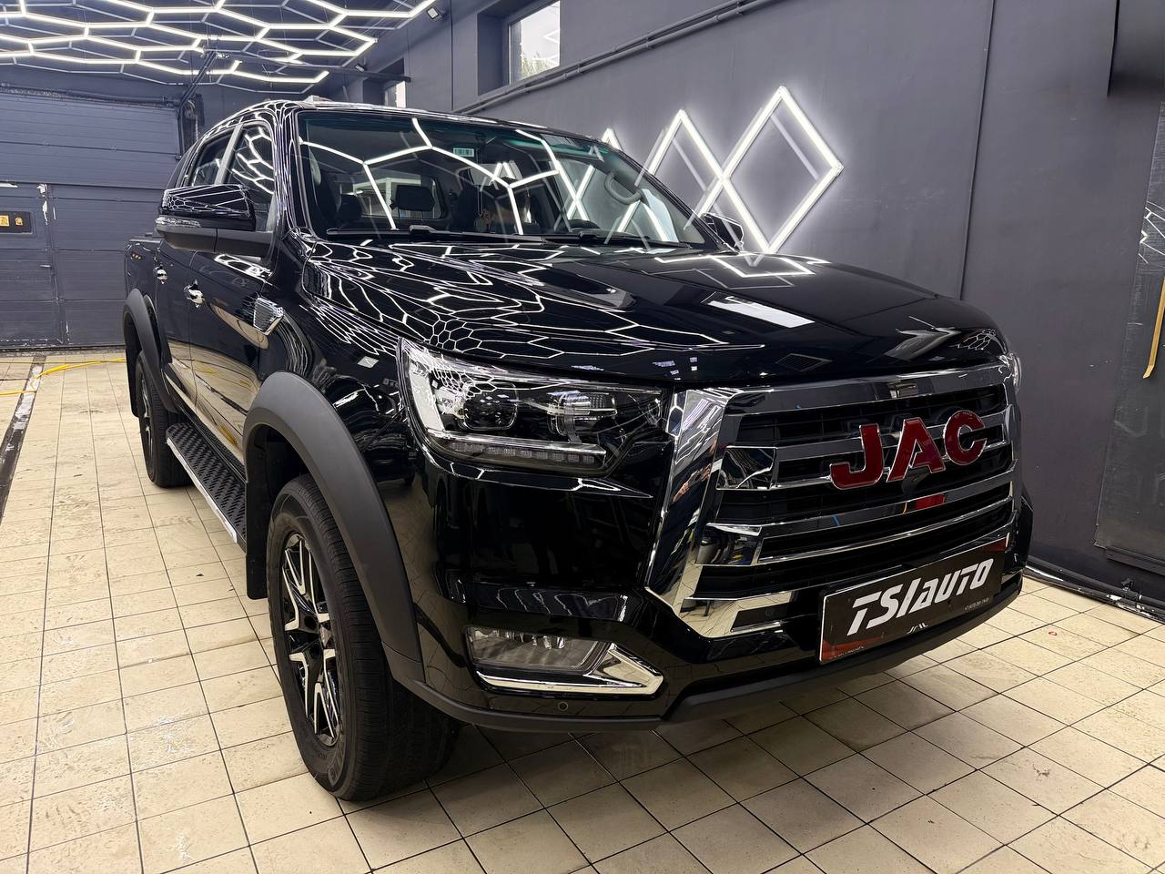 Оклейка бронепленкой Jac T8 Pro в Красноярске