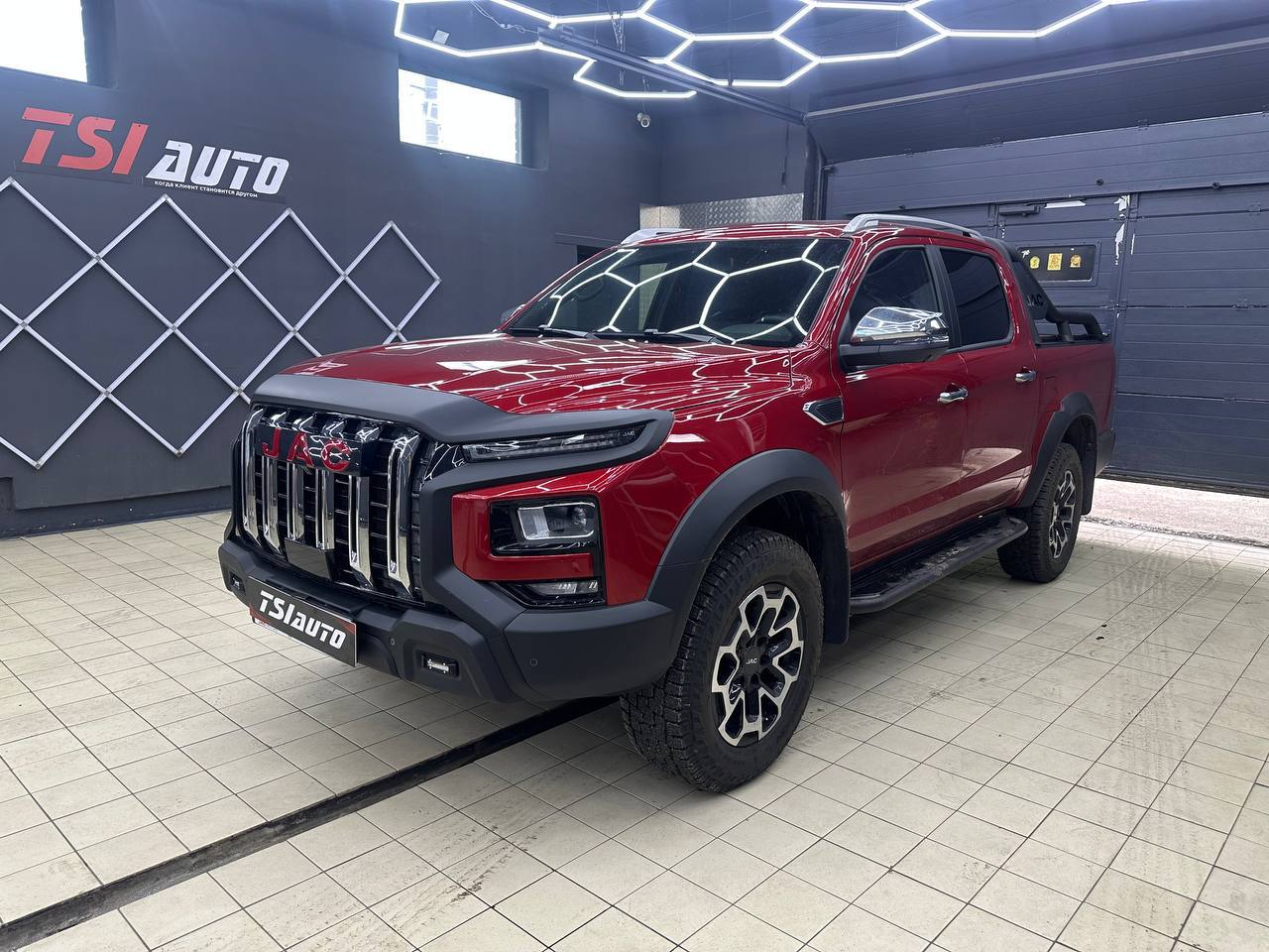 Оклейка пленкой Jac T9 в Красноярске