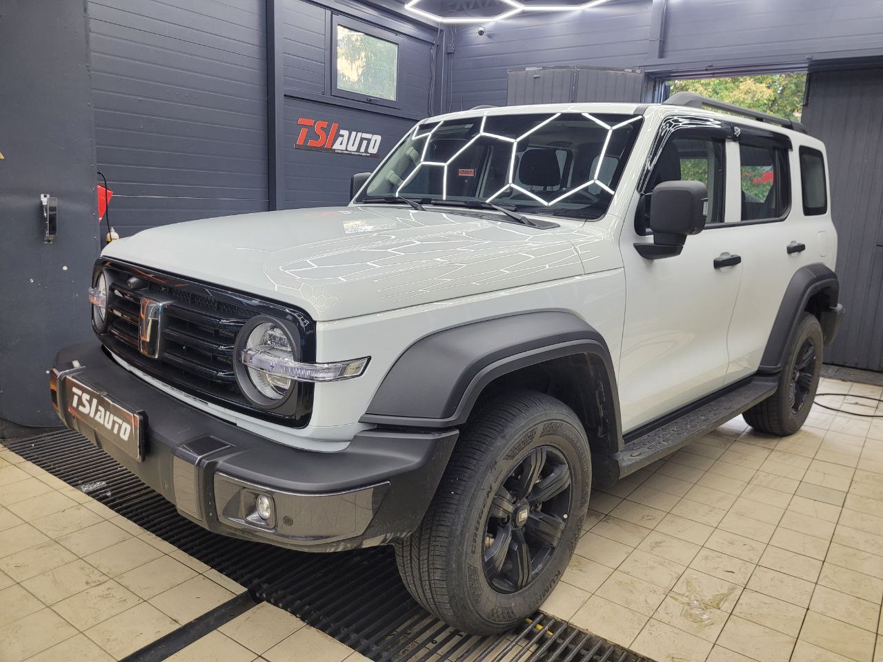 Танк 300 оклейка пленкой в Красноярске