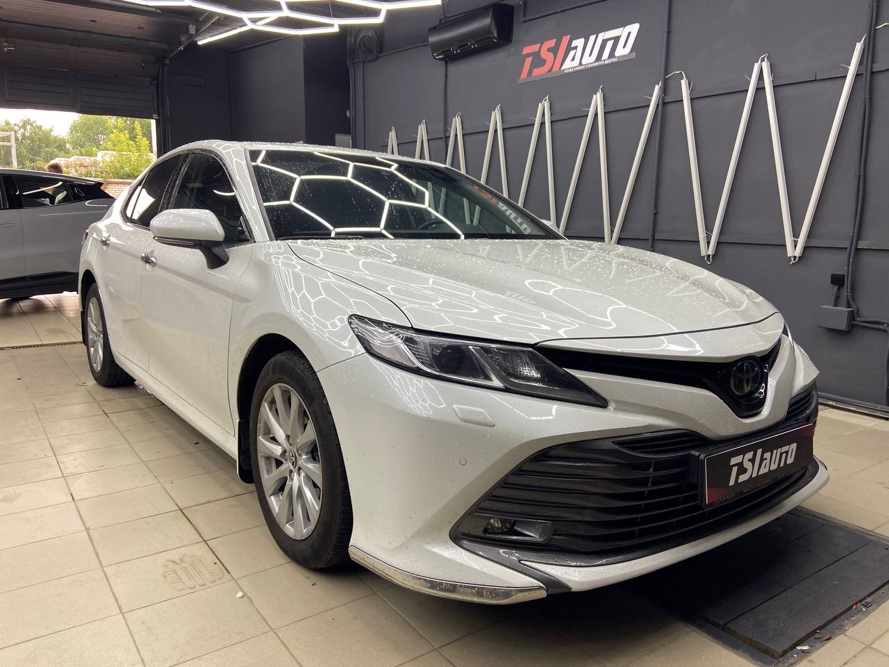 Toyota Camry v70 шумоизоляция торпедо в Красноярске