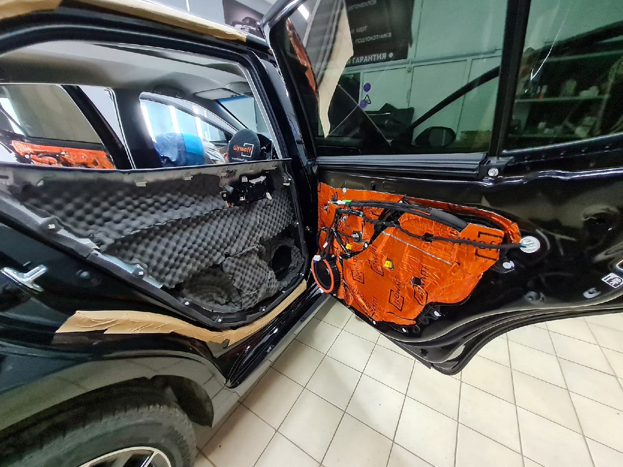 Шумоизоляция Toyota Camry v70 фото дверь 3 слой вибро и антискрип шумопоглотитель и антискрип на обшивке