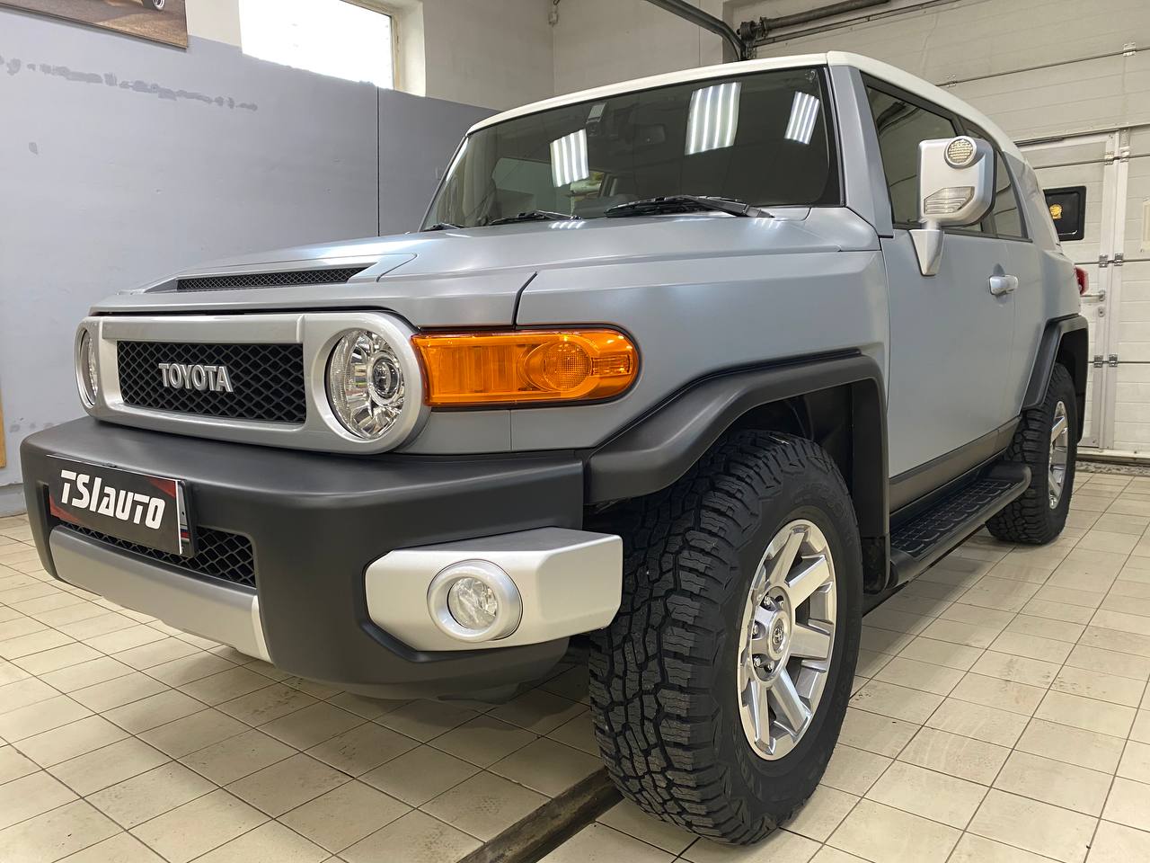 Оклейка матовой бронепленкой Toyota FJ Cruiser в Красноярске