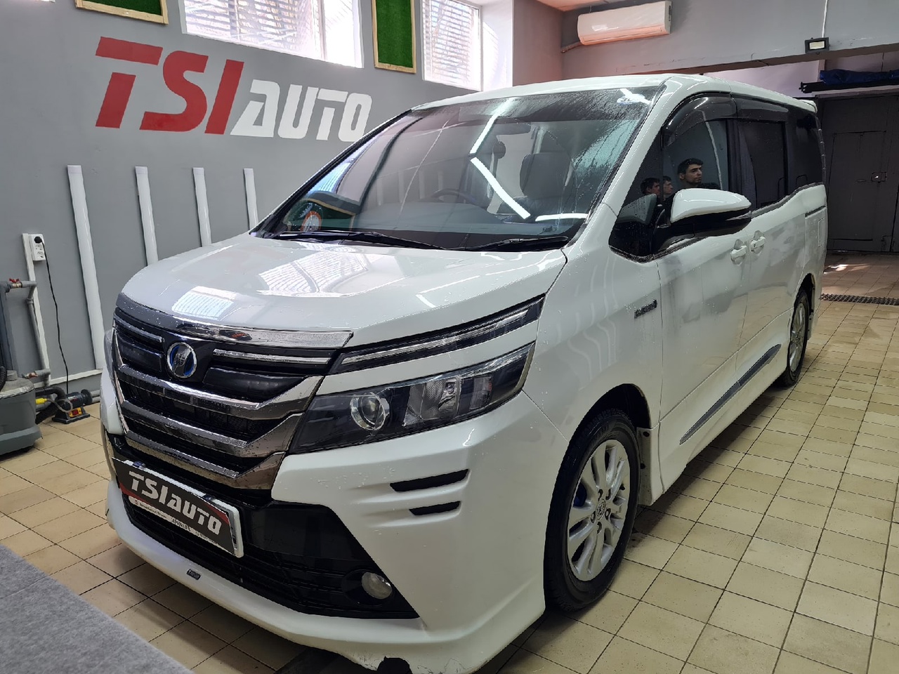 Шумоизоляция Toyota Voxy в Красноярске